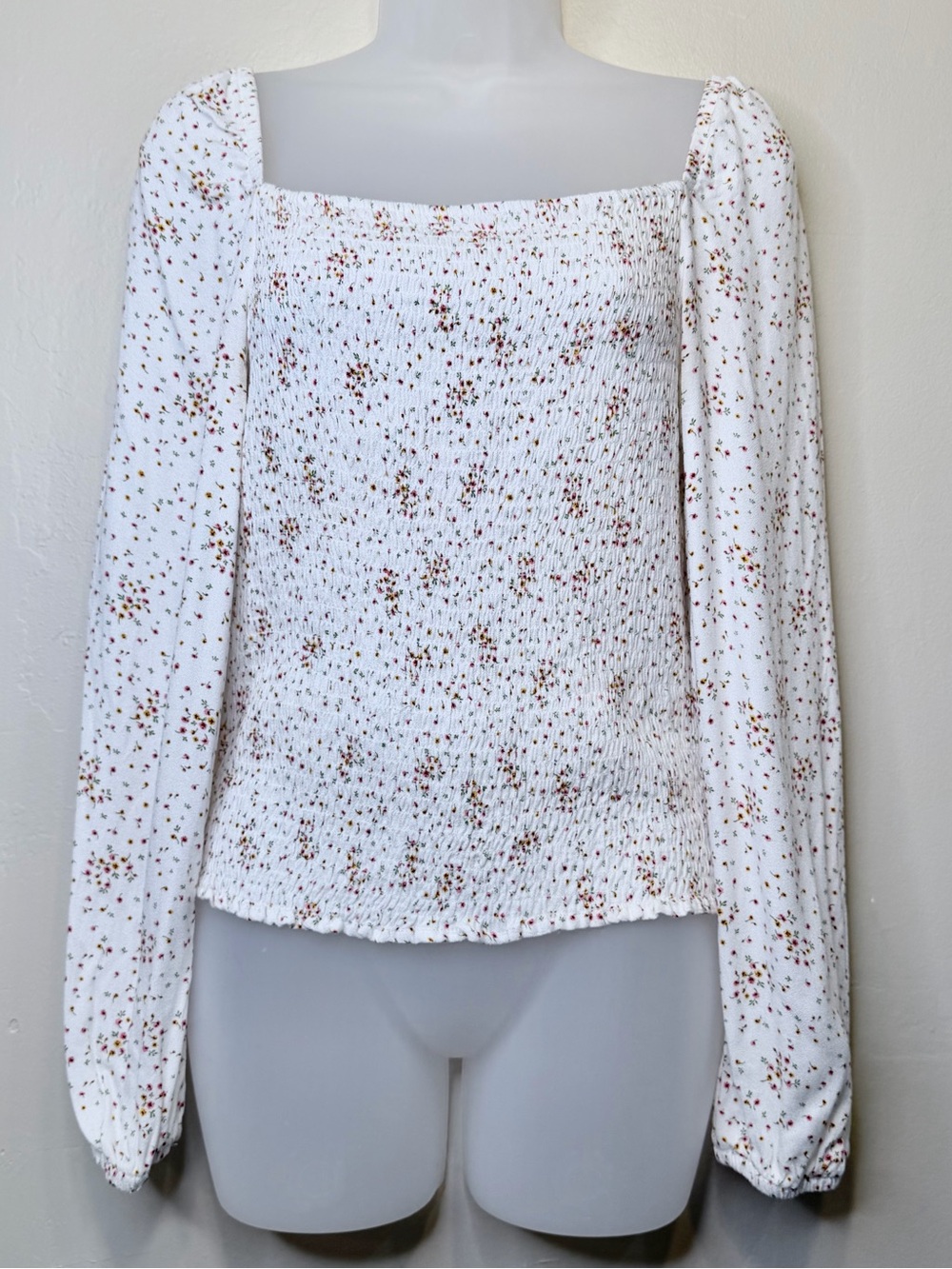 Cupcakes & Cashmere | Savannah Smocked Square-Neck Ditsy Floral Puff-Sleeve Top - Picture 3 of 15